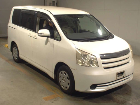 2007 Toyota Noah ZRR70G[2]