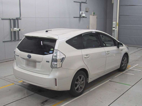 2013 Toyota Prius alpha ZVW40W[1]