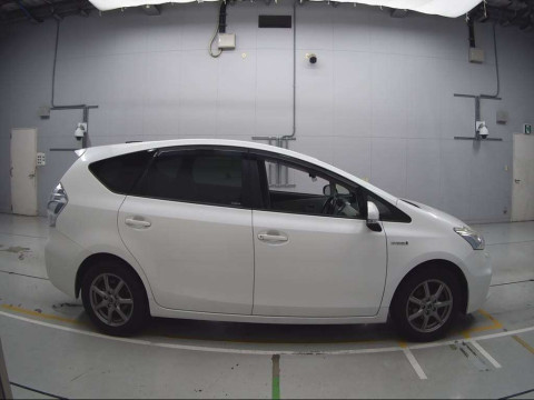 2013 Toyota Prius alpha ZVW40W[2]