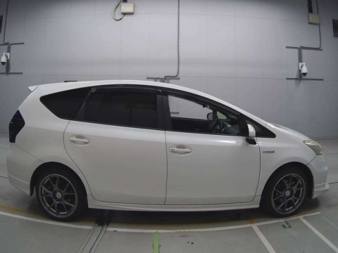 2013 Toyota Prius alpha ZVW41W[2]