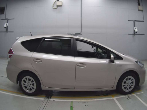 2018 Toyota Prius alpha ZVW40W[2]