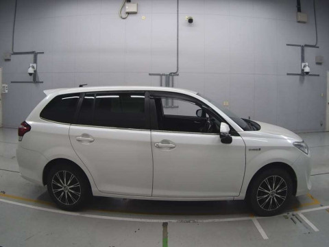 2015 Toyota Corolla Fielder NKE165G[2]