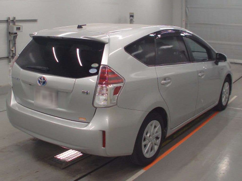 2015 Toyota Prius alpha ZVW40W[1]