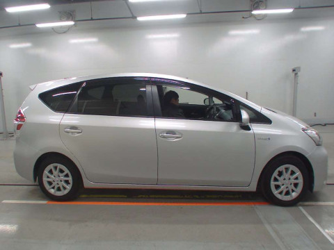 2015 Toyota Prius alpha ZVW40W[2]