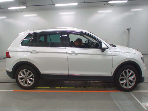 2017 Volkswagen Tiguan 5NCZE[2]