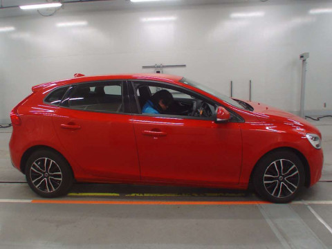 2019 Volvo V40 MB4154T[2]