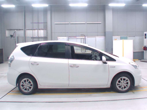 2014 Toyota Prius alpha ZVW40W[2]