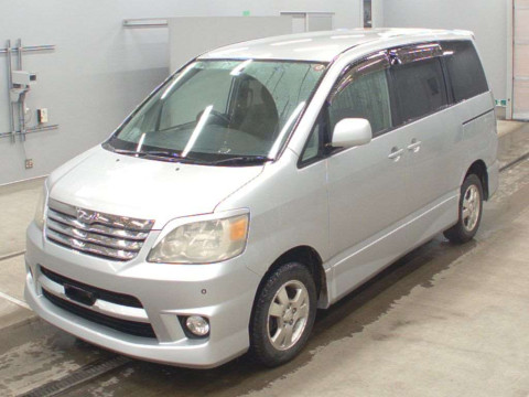 2002 Toyota Noah AZR65G[0]