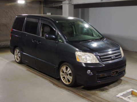 2004 Toyota Noah AZR60G[2]