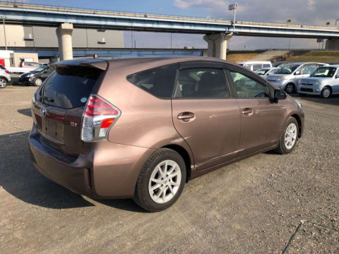 2017 Toyota Prius alpha ZVW41W[1]