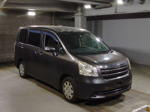 2010 Toyota Noah ZRR70G[2]