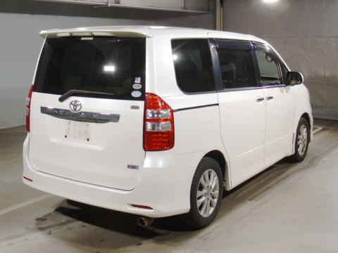 2011 Toyota Noah ZRR70W[1]