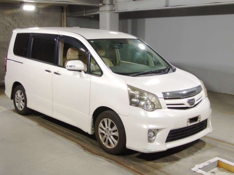 2011 Toyota Noah ZRR70W[2]