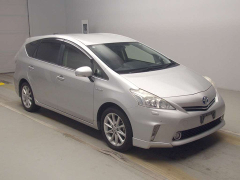 2013 Toyota Prius alpha ZVW40W[2]