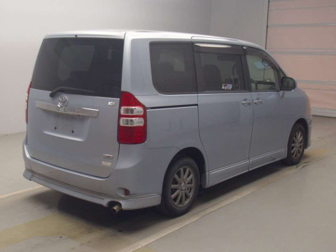 2010 Toyota Noah ZRR70G[1]