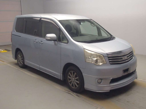 2010 Toyota Noah ZRR70G[2]