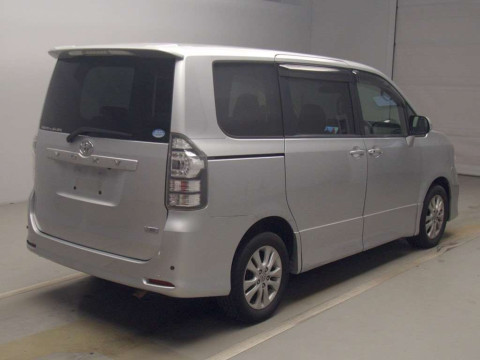 2011 Toyota Voxy ZRR75W[1]