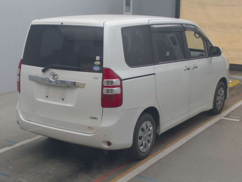 2010 Toyota Noah ZRR70G[1]