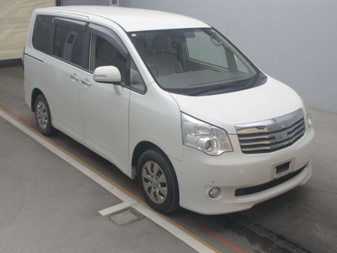 2010 Toyota Noah ZRR70G[2]