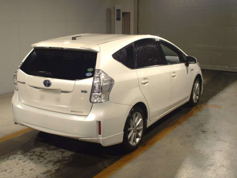 2013 Toyota Prius alpha ZVW40W[1]