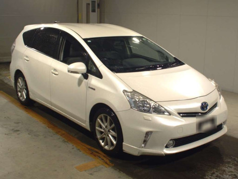 2013 Toyota Prius alpha ZVW40W[2]