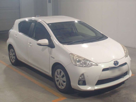 2013 Toyota Aqua NHP10[2]