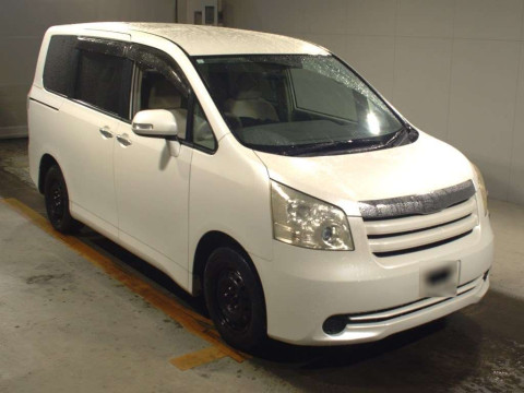 2010 Toyota Noah ZRR70G[2]