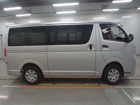 2016 Toyota Regiusace Van TRH200V[2]