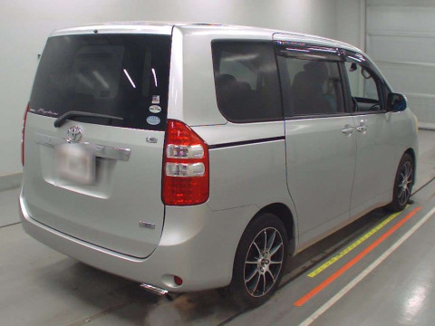 2010 Toyota Noah ZRR70G[1]