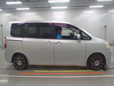 2010 Toyota Noah ZRR70G[2]