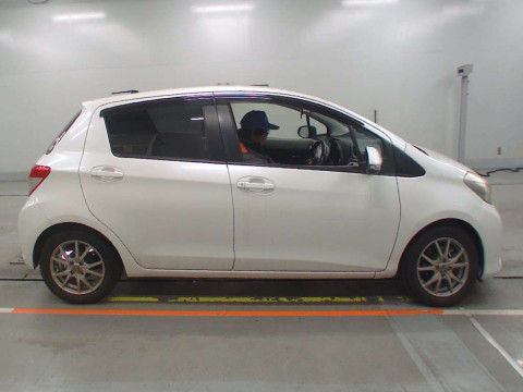 2012 Toyota Vitz NSP130[2]