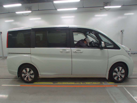 2015 Honda Step WGN RP1[2]