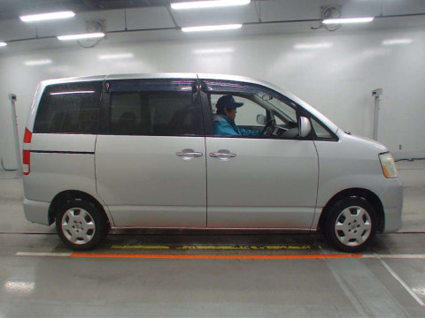 2006 Toyota Noah AZR60G[2]