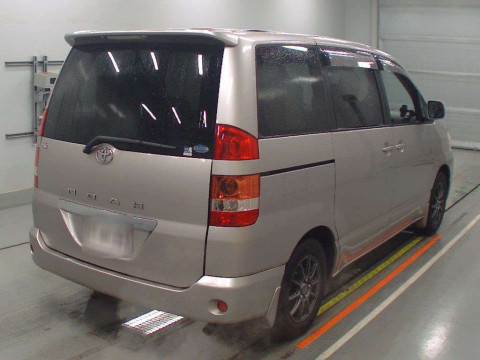 2004 Toyota Noah AZR60G[1]