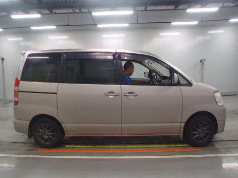 2004 Toyota Noah AZR60G[2]