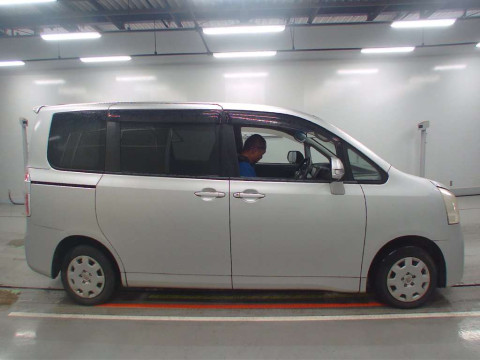 2008 Toyota Noah ZRR70G[2]