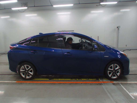 2016 Toyota Prius ZVW51[2]