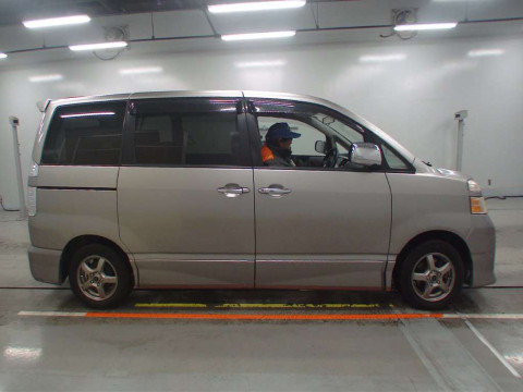 2006 Toyota Voxy AZR60G[2]