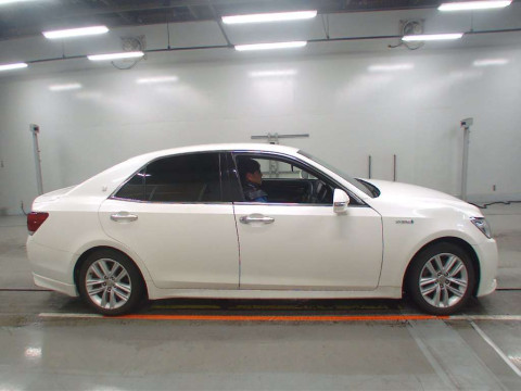 2013 Toyota Crown Hybrid AWS210[2]