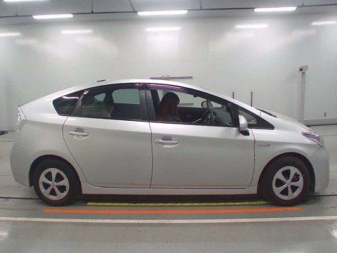 2014 Toyota Prius ZVW30[2]