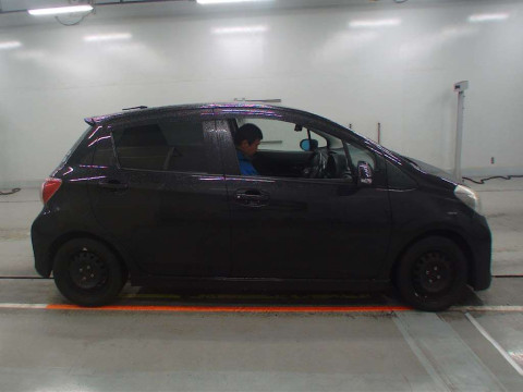 2011 Toyota Vitz NCP131[2]