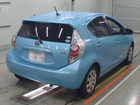 2013 Toyota Aqua NHP10[1]