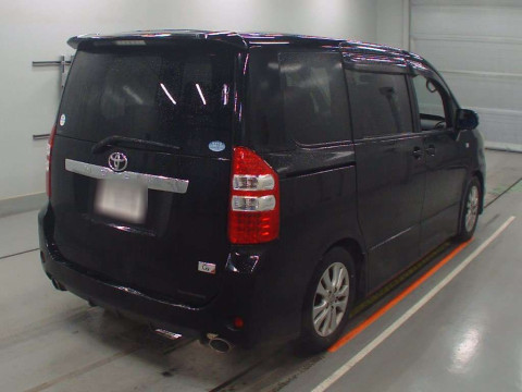 2013 Toyota Noah ZRR70W[1]