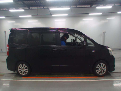 2013 Toyota Noah ZRR70W[2]