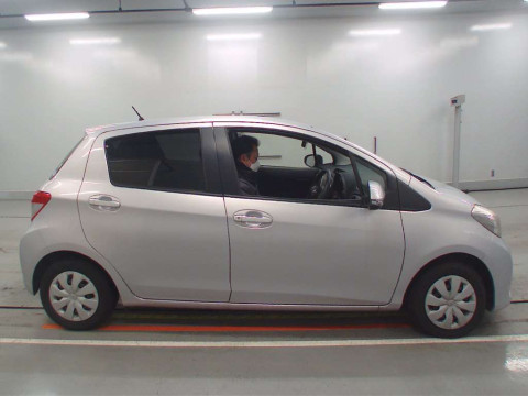 2014 Toyota Vitz NSP130[2]