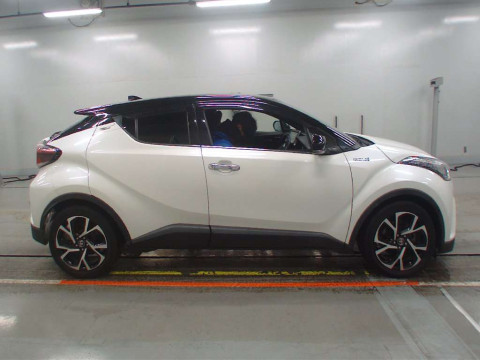 2017 Toyota C-HR ZYX10[2]