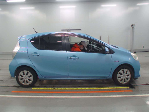 2013 Toyota Aqua NHP10[2]