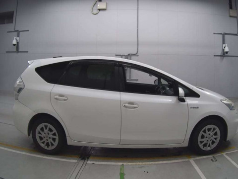 2012 Toyota Prius alpha ZVW41W[2]