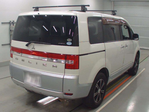 2010 Mitsubishi Delica D5 CV5W[1]