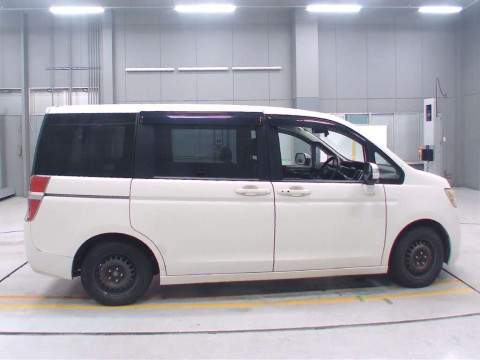 2010 Honda Step WGN RK1[2]